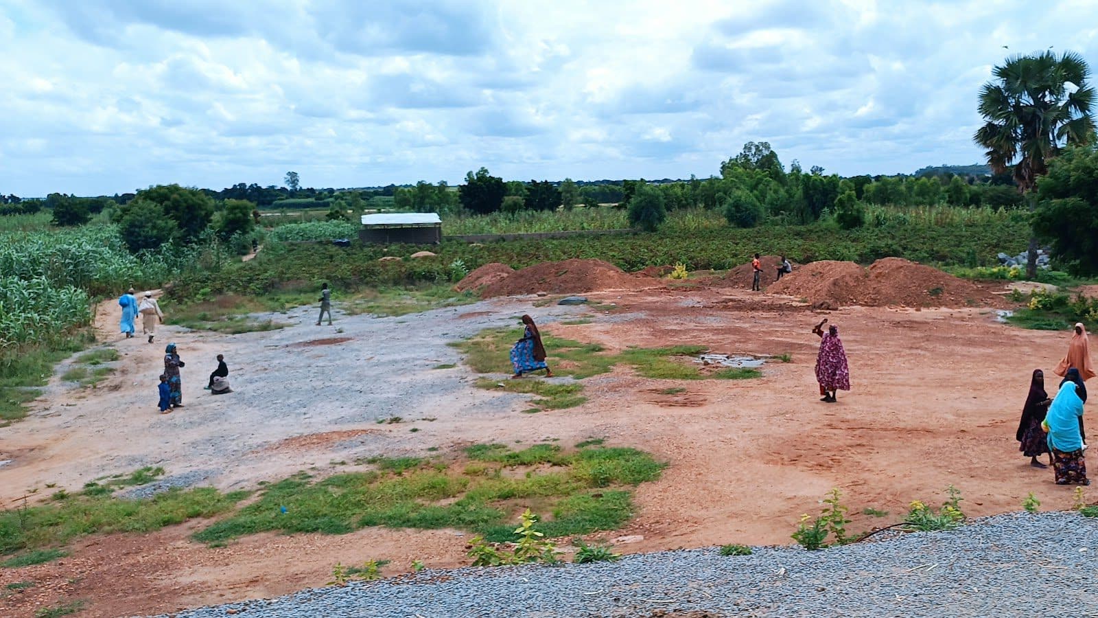 People crossing the porous Nigeria-Niger border on foot. Credit: Aliyu Dahiru/HumAngle 