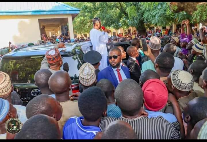 Zamfara State governor, Dauda Lawal addressing IDPs during his visit at a camp in Zurmi a few days after killings occurred in the state. Photo Credit: Abdul Balarabe/twitter.