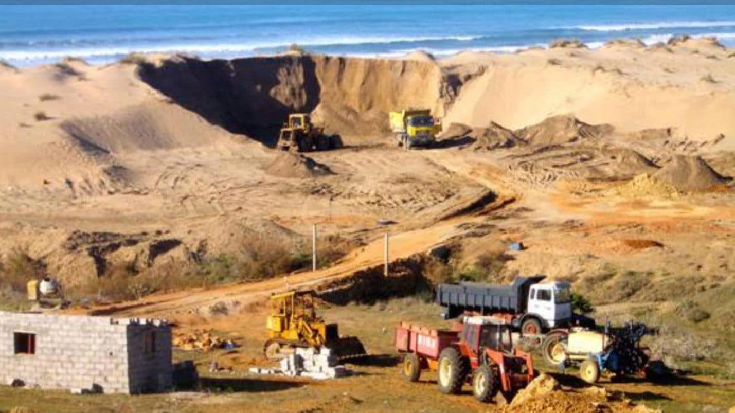How Sierra Leonean Sand Miners Are Challenging the Sea to a Duel